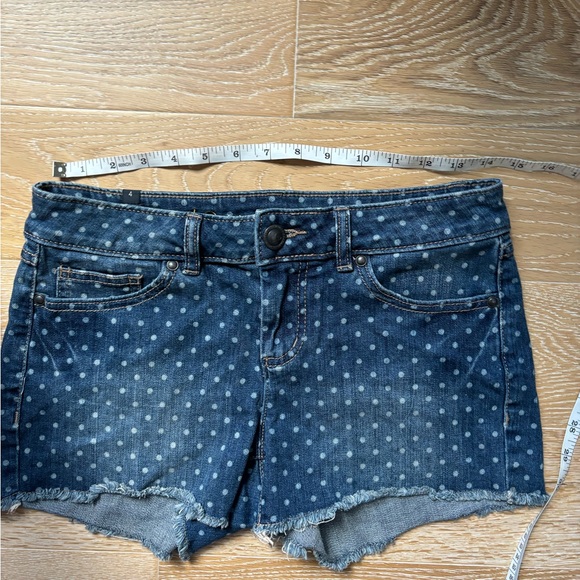 Lauren Conrad LC Distressed Polka Dot Denim Shorts - Size 4 - Picture 6 of 7